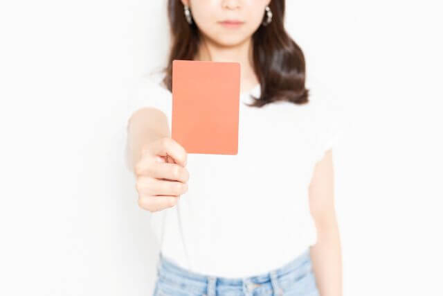 レッドカードを持つ女性