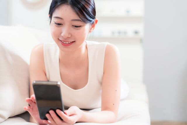 スマホを操作している女性