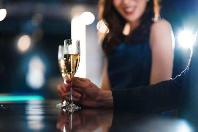 バーで飲む男女